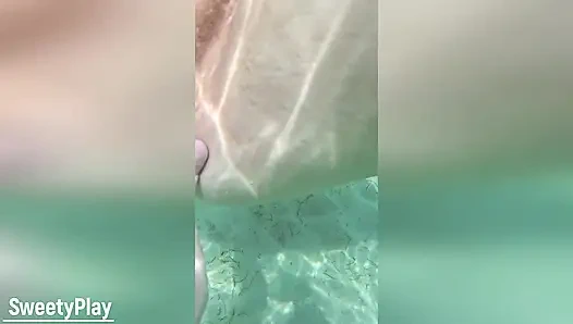 Orang asing crot di dalam memekku di pantai. Creampie di bawah air