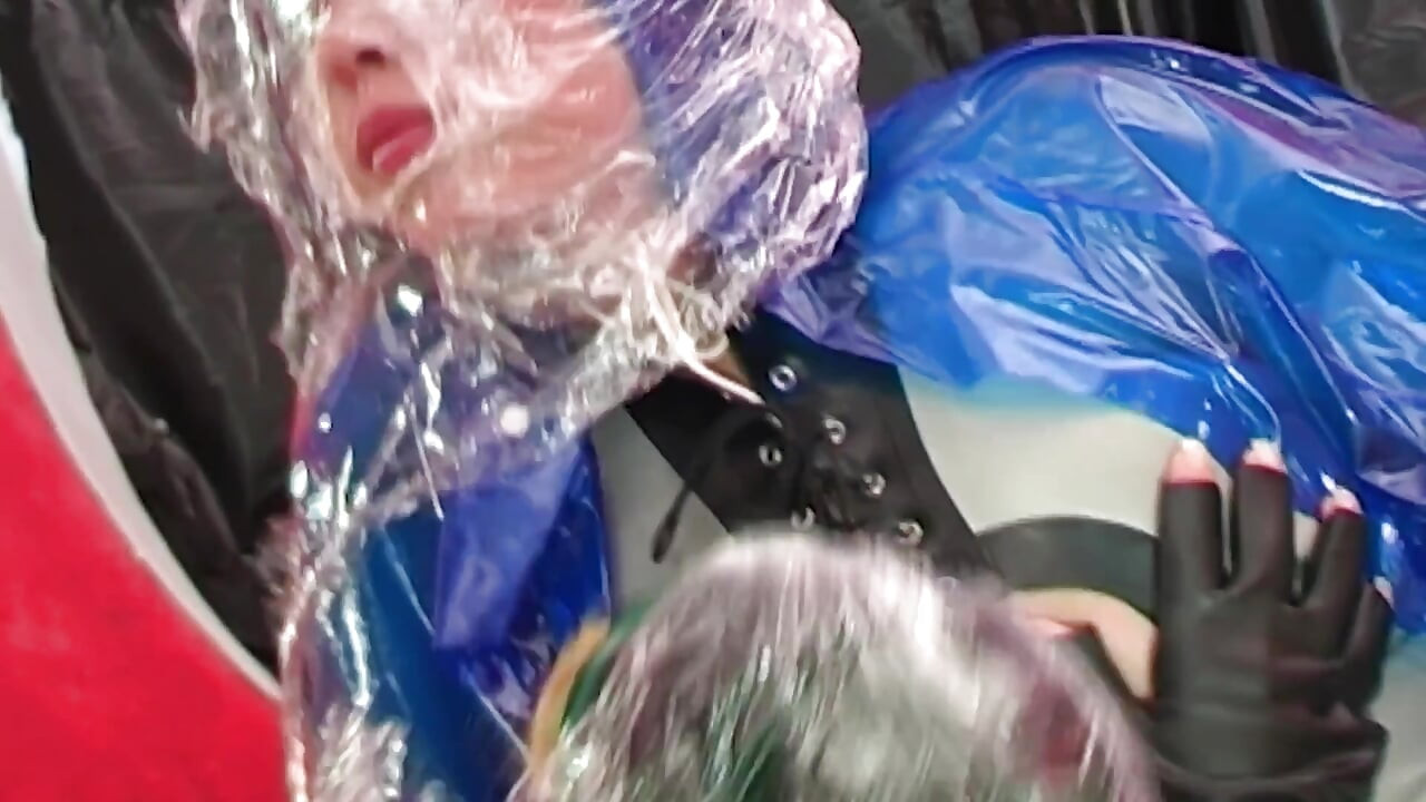 Trío fetiche con ropa de lluvia con chicas cachondas