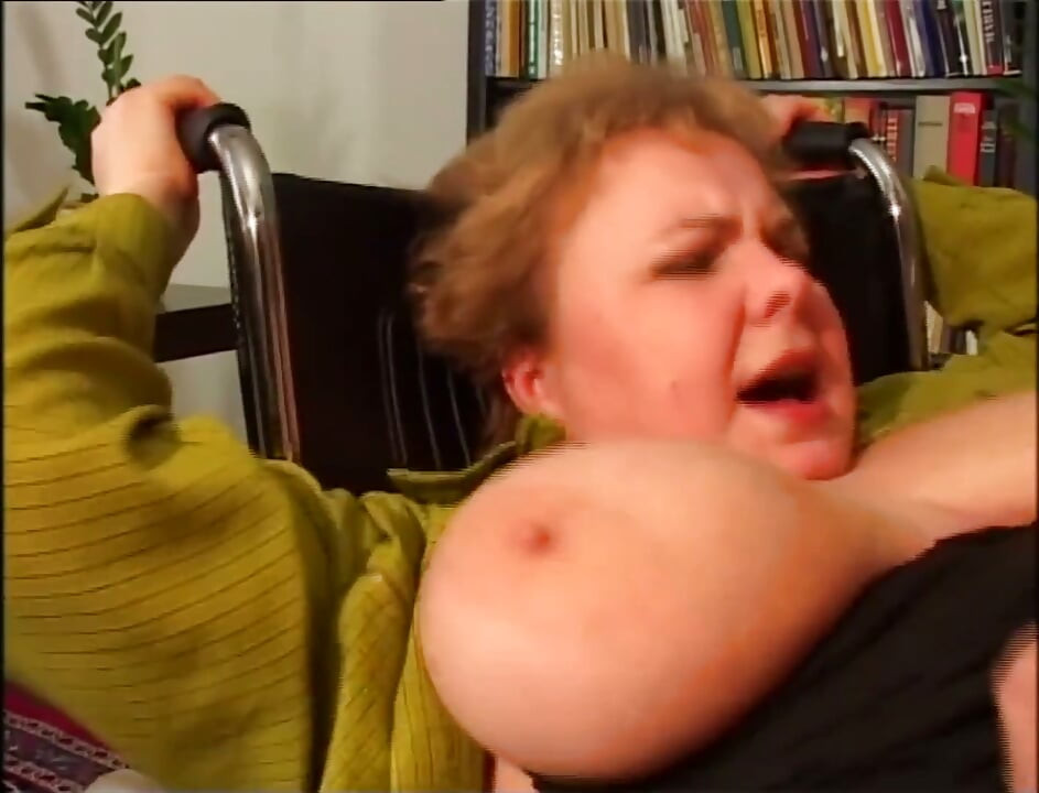 Tetona cachonda madura estaba muy satisfecha cuando follando por su hijastro con una gran polla