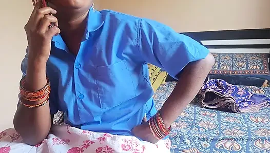 Istri India yang sudah menikah menunjukkan pusar untuk memiliki kesepakatan dengan pemilik rumah