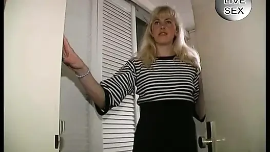 Bestrumpfte blonde hure gefistet, bevor sie hart fickte
