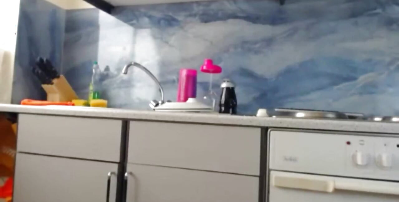 Wyzwalając pokusę nastolatka uwodzicielka drażni się ze swoim pysznym tyłkiem