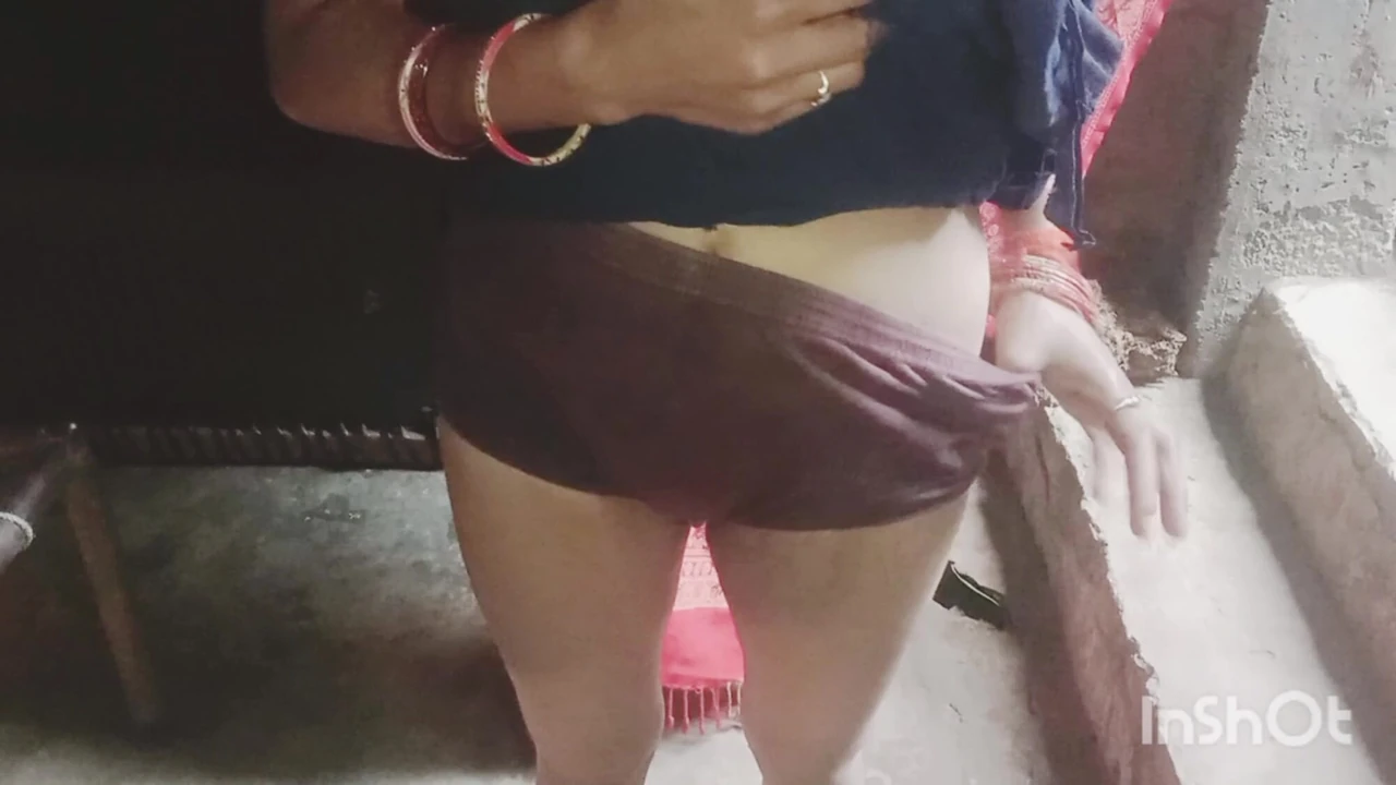 Pushpa bhabhi apni chut dikhate Hue viral sexy video