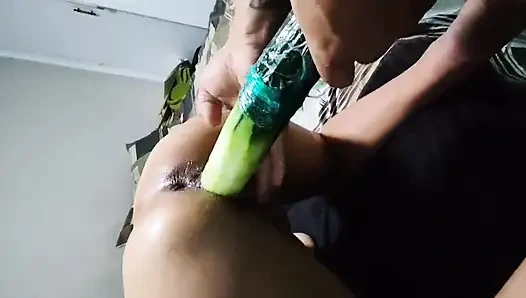Enge muschi genießt saftige gurke