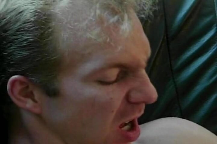 Πρόστυχο μωρό τρώει τεράστιο χύσιμο στο πρόσωπο μετά από αισθησιακό γαμήσι