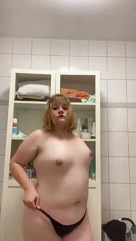 Повільно роздягаю дівчину з ампутованими кінцівками