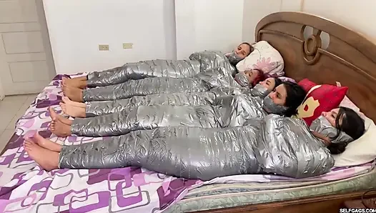 5 mumifizierte mädchen kämpfen komplett eingewickelt und geknebelt!