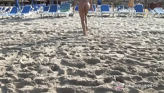 Brünette genießt wilden sex auf bootsstrand und couch