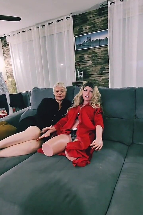Παίζω με τη Leatitia Η Realdoll μου με τα μεγάλα βυζιά