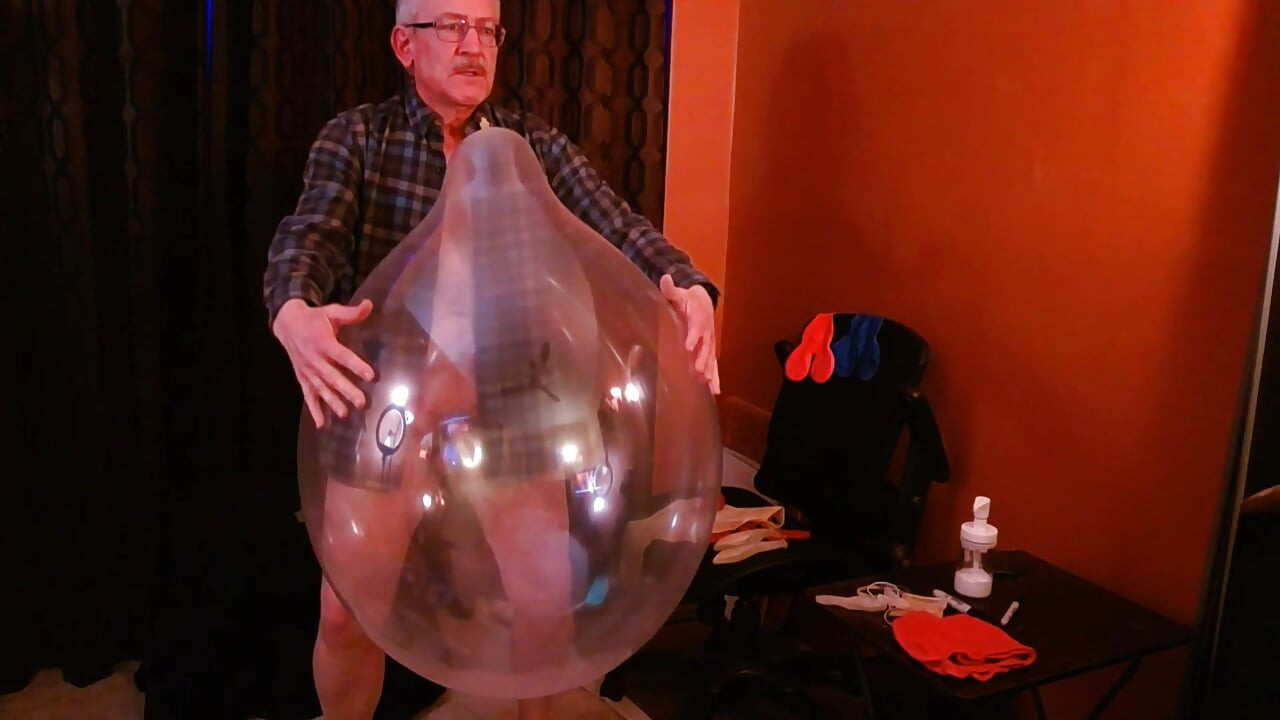 152) Trois gros ballons ronds se font sauter par le papa looner