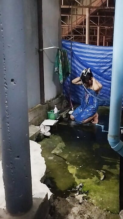 FN125 Prendre une douche à l’endroit où les yeux s’égaraient.
