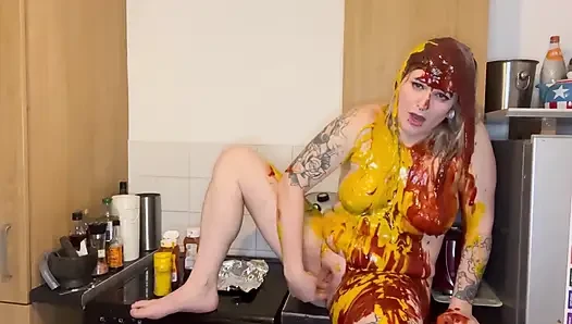 Nasser und unordentlicher wurstfick mit Ketchup und Senf