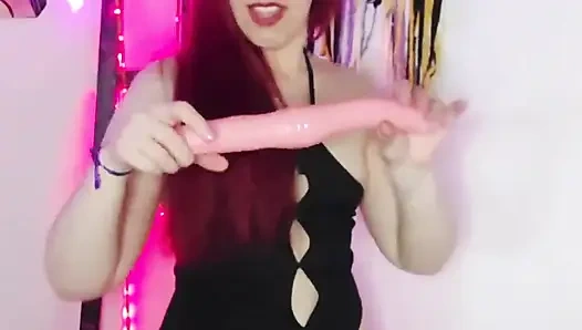 Gauchita arkadaşın seni oyuncak satın almak için seks dükkanına götürüyor