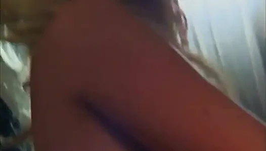Vollbusige blonde MILF wird in beide löcher geschraubt