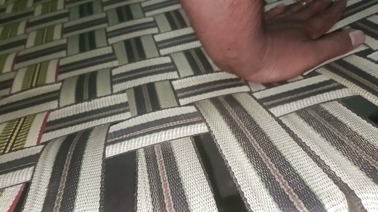 他一邊搓著自己的肉棒，一邊塗上大量粗硬的按摩油來讓它變得更粗更硬