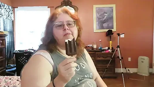 Vicki si suster super semok lagi asik jilat es krim cokelat vani