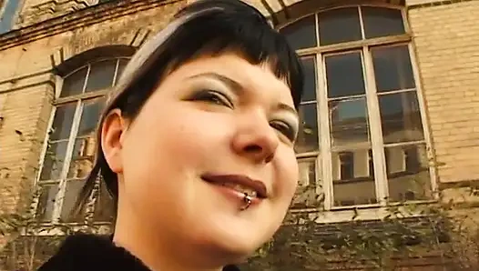 Татуированная крошка играет со своей щелью на кастинге