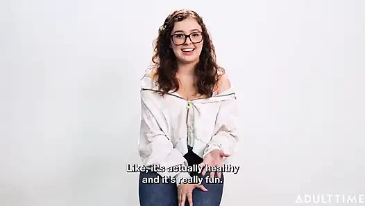 Leana Lovings думала, что кто-то наблюдает за ее мастурбацией!