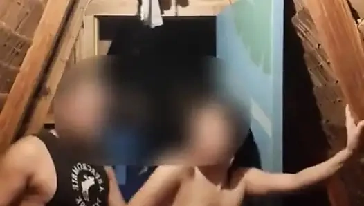 Aku ngentot sahabatku live, sementara pasukan menonton