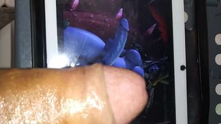 Hommage au sperme pour une énorme bite de futa