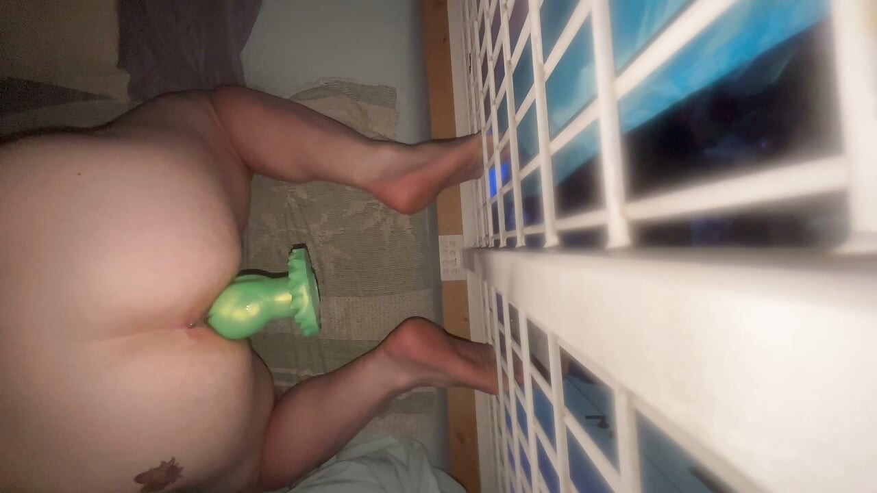 Rider på monsterdildo