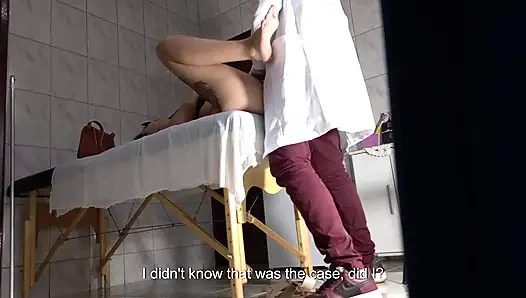 Gadis mungil buta itu lubang pantatnya dibuka oleh dokter kandungan.