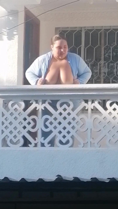 Mostrando meus peitos da varanda!