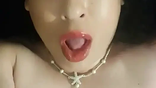 В постели обнаженной с украшениями ступнями