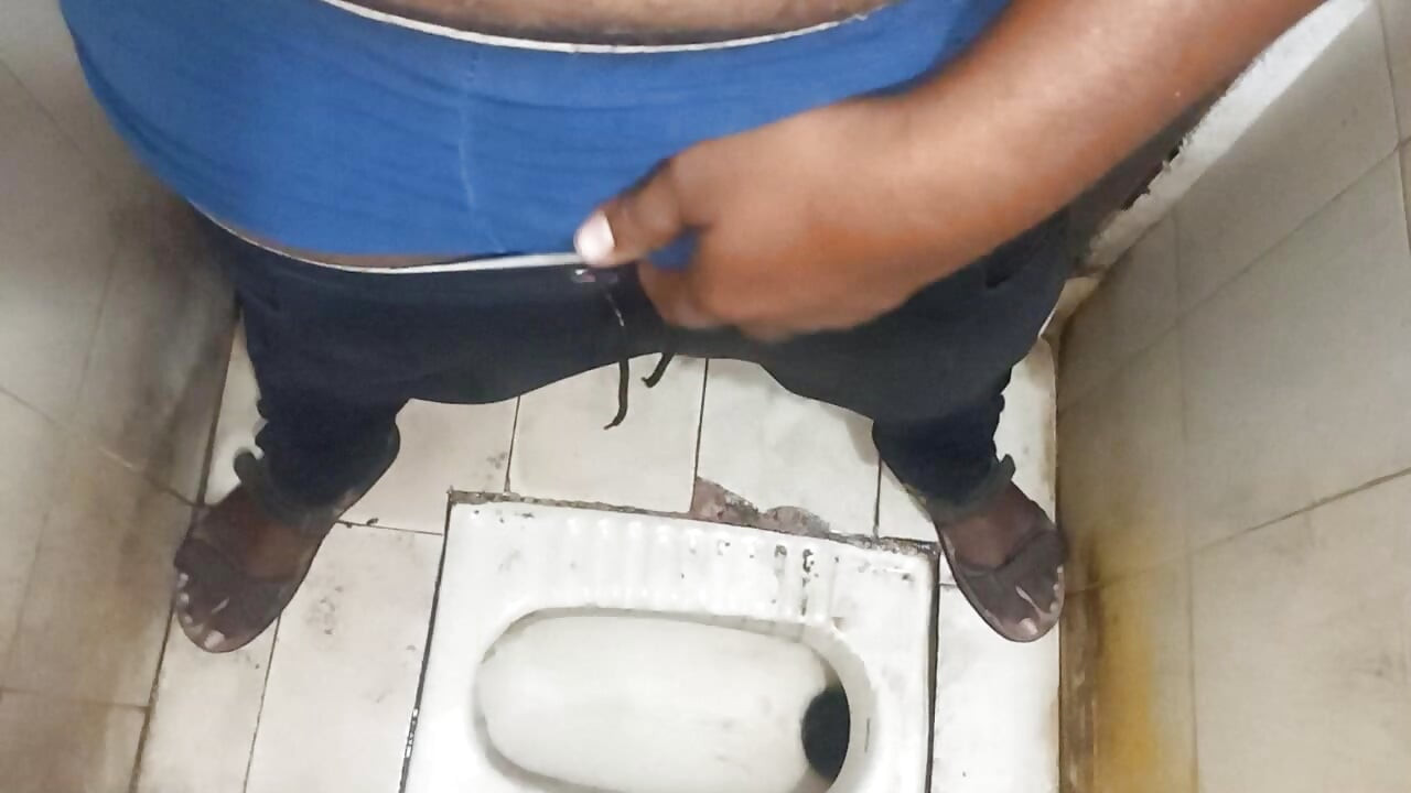 Cậu bé đồng tính Ấn Độ làm chủ ngoài trời với nụ hôn môi
