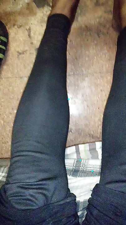 คุณจะ jackoff บนเท้าสวยของกูได้ไหม? เฟติชเท้า