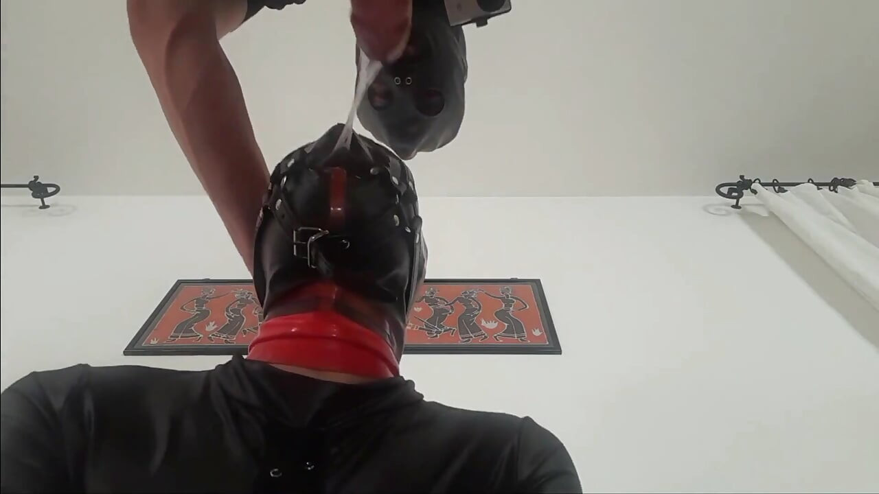 Laura wiąże się seksownymi ubraniami, zakneblowaną piłką, zakneblowaną pierścieniem, gardłem zerżniętą i zalana