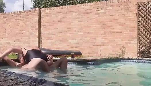 Yüzme havuzu sikişi