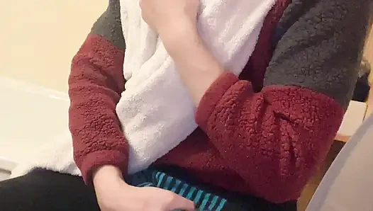 Minik Doğa Memeli Hana Banyoda Duşunu Bitiriyor