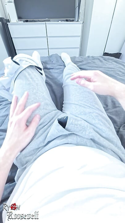 在光线充足的手淫和肮脏的谈话后, 大声的扭伤性高潮和大量射精