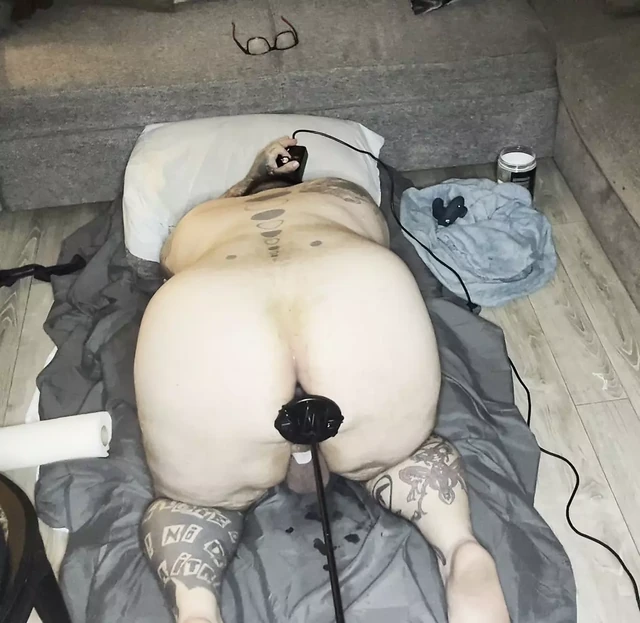 Fuck machine fucks my big ass doggy style