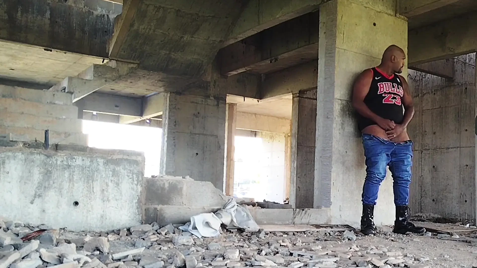 Ich ging auf die Baustelle, um zu pinkeln, und ich hatte Lust, mich auf Touren zu bringen