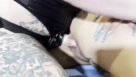 3 ateşli büyük memeli sürtük birbirleriyle öpüşüyor.