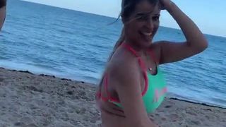 La ragazza balla in bikini al mare