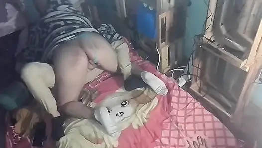 Di bawah selimut aku menciumnya dan menyentuhnya