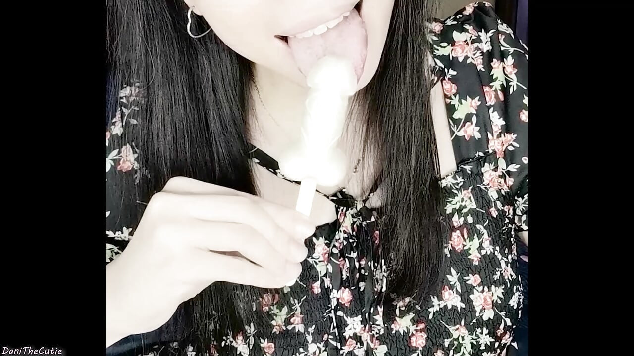 Lijepa tgirl DaniTheCutie postaje kurva s zabavnim slatkišima