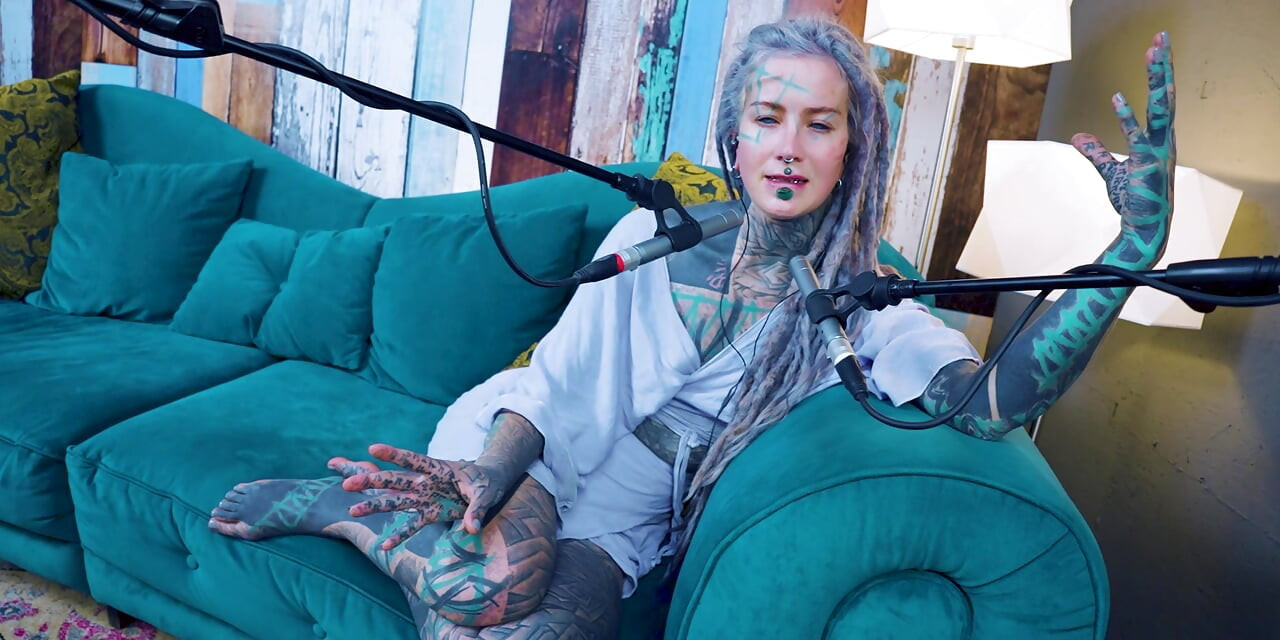 Mówię o U - niewygodny - ASMR podcast SFW rozmowa goth chuda dziewczyna dredy tatuaż model atramentem dziewczyna