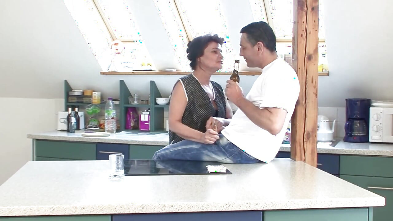 O mamă sexy brunetă matură futută tare pe blatul din bucătărie