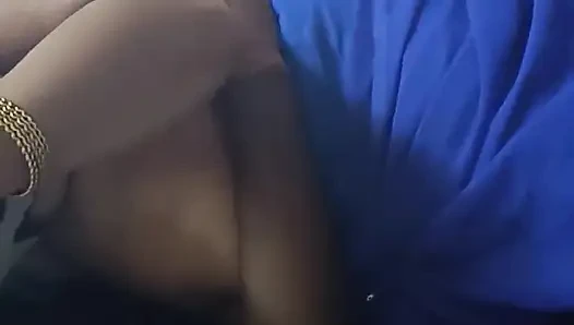 Abang tiri ngentot adik tirinya yang berisiko di balik pintu tertutup