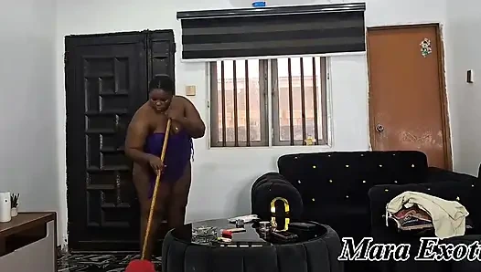 Şişman götlü zenci orta yaşlı seksi kadın çıplak temizliyor