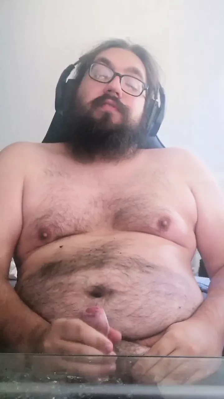 Ung tysk chub pratar om att bli fetare medan han runkar, äter och burper med cumming