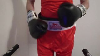 Boxer được gài trước máy chạy bộ, kem n cums trong cốc háng