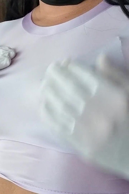 Prekrasna i seksi prozirna majica od spandexa i crni grudnjak sa šiljastim sisama