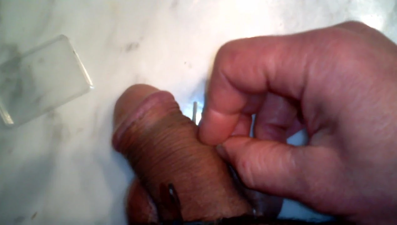 cbt, Needle in ball, ago in un testicolo