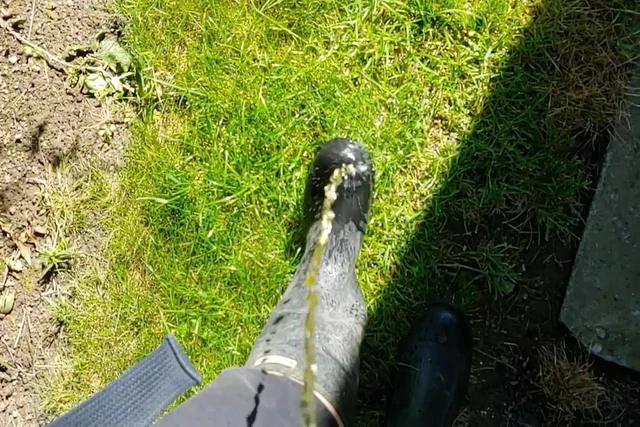 Rubber Boots piss in slomo ..