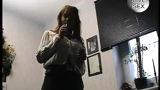 Tätowierte brünette MILF masturbiert und pisst, bevor sie einen schönen blowjob gibt